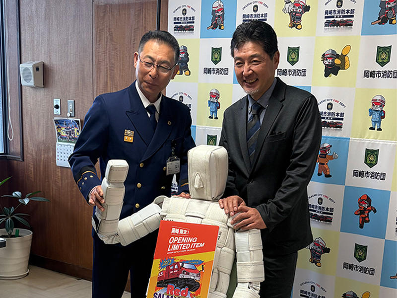ジュンが岡崎市消防本部へ救助用訓練人形3体を寄附